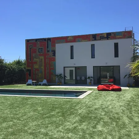 Guest house Le Cube Design A Avec Piscine Et Cuisine