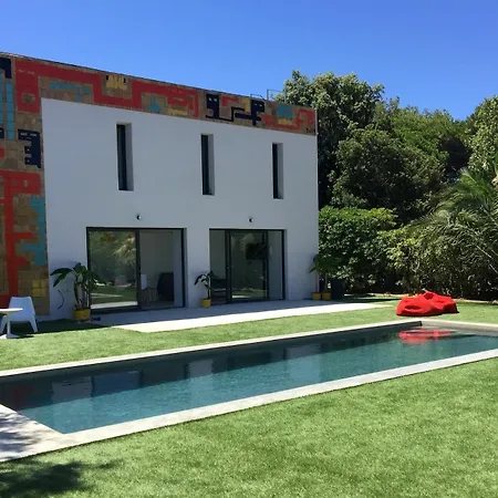Le Cube Design A Avec Piscine Et Cuisine Guest house 4*