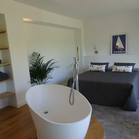 Le Cube Design A Avec Piscine Et Cuisine Guest house Hyeres